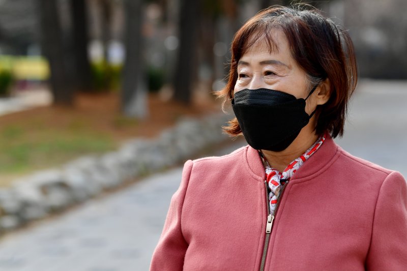 [광주=뉴시스] 이영주 기자 = 새터민 나순영씨가 18일 오전 광주 광산구 한 거리를 걸으며 가족 생각에 잠겨있다. 2023.01.21. leeyj2578@newsis.com