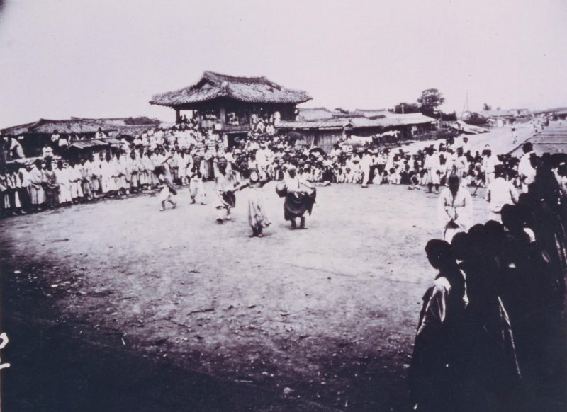 관덕정 앞마당에서 펼쳐진 제주 입춘굿 (제주=연합뉴스) 1900년대 관덕정 앞마당에서 펼쳐진 입춘굿놀이의 모습. [제주시 제공, 재판매 및 DB 금지]