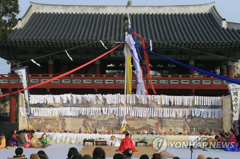병신년 탐라국 입춘굿 병신년 탐라국 입춘굿 (제주=연합뉴스) 박지호 기자 = 절기상 입춘인 4일 오전 제주시 제주목 관아에서 '2016 병신년 탐라국 입춘굿'이 제주큰굿보존회 주관으로 열리고 있다. 2016.2.4 jihopark@yna.co.kr (끝)