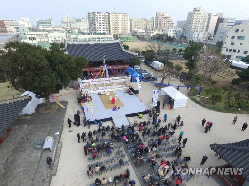탐라국 입춘굿 탐라국 입춘굿 (제주=연합뉴스) 박지호 기자 = 절기상 입춘인 4일 오전 제주시 제주목 관아에서 '2016 병신년 탐라국 입춘굿'이 제주큰굿보존회 주관으로 열리고 있다. 2016.2.4 jihopark@yna.co.kr (끝)