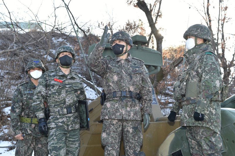 김승겸 합참의장이 지난 1일 해병2사단 경계작전부대를 방문해 적 무인기 대비 방공무기 운용 현장을 확인하고 있다. 사진=합참 제공