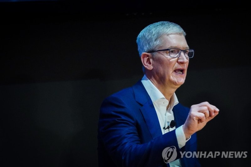 팀쿡 애플 CEO epa10213835 Apple Chief Executive Officer (CEO) Tim Cook attends a meeting with students ofthe Apple Academy in San Giovanni a Teduccio in Naples, Italy, 29 September 2022. EPA/CESARE ABBATE