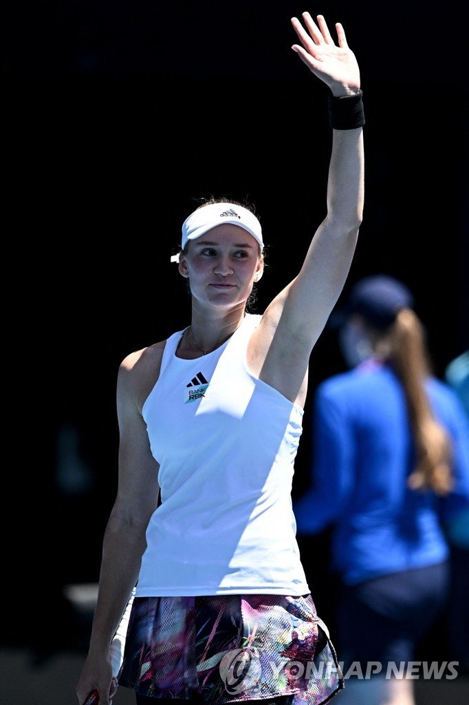 엘레나 리바키나 Kazakhstan's Elena Rybakina celebrates victory against Poland's Iga Swiatek during their women's singles match on day seven of the Australian Open tennis tournament in Melbourne on January 22, 2023. (Photo by Manan VATSYAYANA / AFP) / -- IMAGE RESTRICTED TO EDITORIAL USE - STRICTLY NO COMME