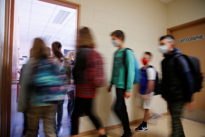프랑스에서 수업을 듣기위해 교실에 입장하고 있는 아이들. ⓒ 로이터=뉴스1 ⓒ News1 정윤영 기자
