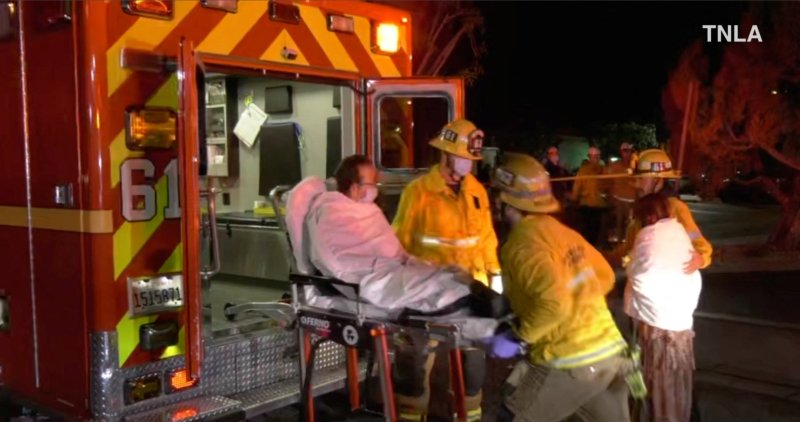 22일(현지시간) 미국 캘리포니아주 몬터레이파크에서 총격 사건 발생 후 부상자가 구급차에 실리고 있다. ⓒ 로이터=뉴스1