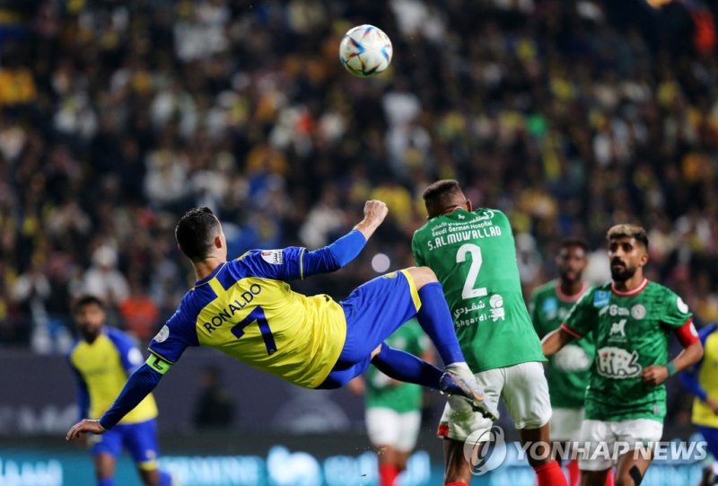 바이시클킥을 시도하는 호날두 Soccer Football - Saudi Pro League - Al Nassr v Al Ettifaq - Mrsool Park, Riyadh, Saudi Arabia - January 22, 2023 Al Nassr's Cristiano Ronaldo in action with Al Ettifaq's Saeed Al-Mowalad REUTERS/Ahmed Yosri