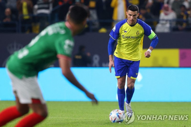프리킥을 시도하는 호날두 Nassr's Portuguese forward Cristiano Ronaldo (C) attempts a free-kick during the Saudi Pro League football match between Al-Nassr and Al-Ettifaq at the King Fahd Stadium in the Saudi capital Riyadh on January 22, 2023. (Photo by Fayez NURELDINE / AFP)