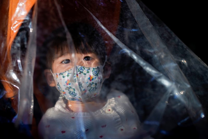 중국 상하이에서 한 아이가 마스크를 쓰고 있는 모습. 2020.03.05. ⓒ 로이터=뉴스1 ⓒ News1 정윤영 기자