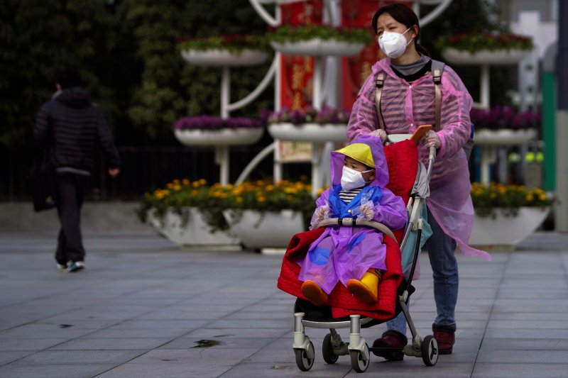 중국 상하이에서 한 여성이 아이와 마스크를 착용하며 길을 걷고 있다. 2020.02.13. ⓒ 로이터=뉴스1 ⓒ News1 정윤영 기자
