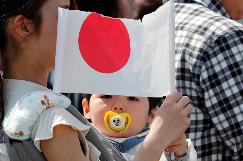 일본 도쿄에서 한 아이가 일장기를 들고 있는 모습. 2019.05.04. ⓒ 로이터=뉴스1 ⓒ News1 정윤영 기자
