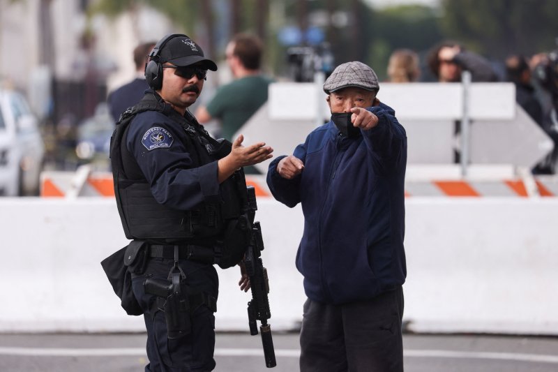 미국 캘리포니아주 몬터레이파크에서 음력설 행사 기간 동안 총기 난사 사건이 발생한 후 경찰이 현장을 통제하고 있다. 사진=뉴스1