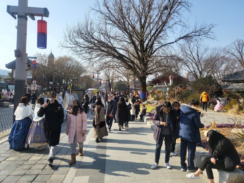 23일 오후 전북 전주한옥마을 내 경기전 인근에서 관광객들이 명절 연휴를 만끽하고 있다.2023.1.23/뉴스1 ⓒ News1 강교현기자