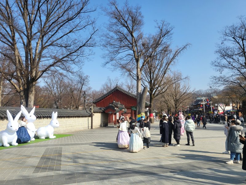 23일 오후 전북 전주한옥마을 내 경기전 일원에서 관광객들이 연휴를 만끽하고 있다.2023.1.23/뉴스1 ⓒ News1 강교현기자