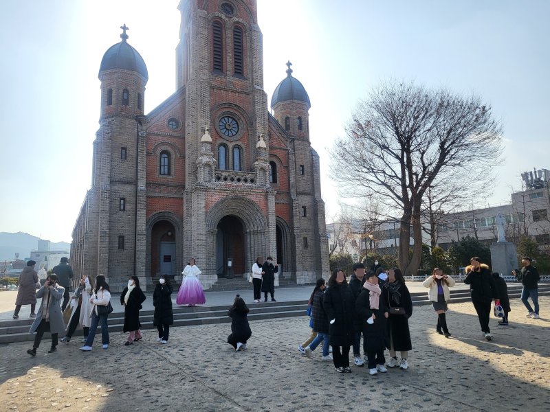 23일 오후 전북 전주시 전동성당에서 관광객들이 기념 사진을 찍고 있다.2023.1.23/뉴스1 ⓒ News1 강교현기자