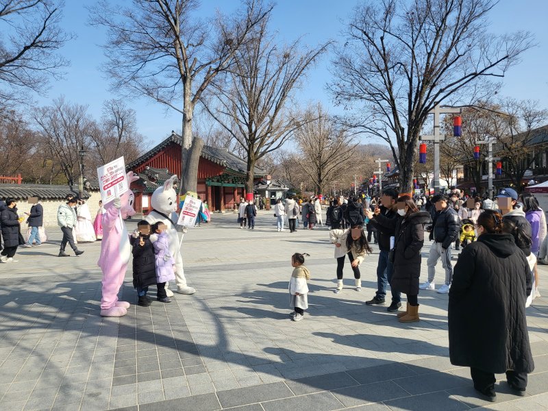 23일 오후 전북 전주한옥마을에서 관광객들이 기념 사진을 찍고 있다.2023.1.23/뉴스1 ⓒ News1 강교현기자