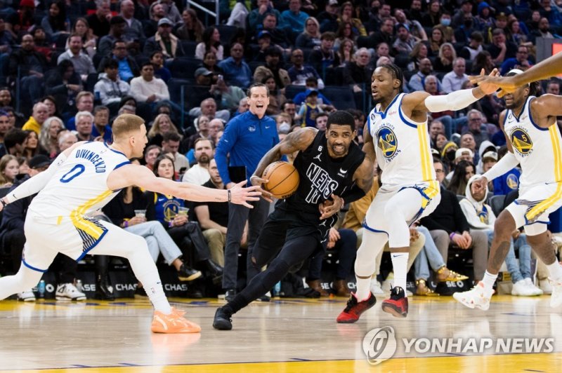 돌파하는 어빙(11번) Jan 22, 2023; San Francisco, California, USA; Brooklyn Nets guard Kyrie Irving (11) drives past Golden State Warriors forward Jonathan Kuminga (00) and forward Donte DiVincenzo (0) during the second half at Chase Center. Mandatory Credit: John Hefti-USA TODAY Sports