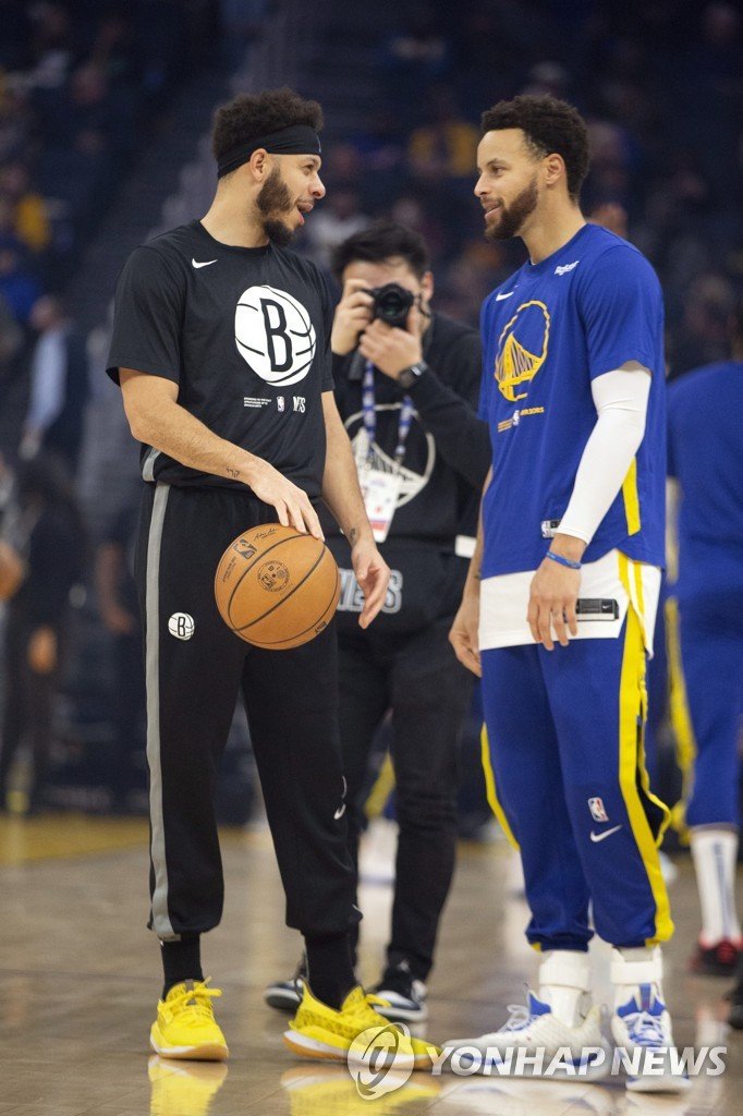 세스 커리(왼쪽)와 스테픈 커리 Brooklyn Nets guard Seth Curry, left, talks with his brother, Golden State Warriors guard Stephen Curry, before an NBA basketball game, Sunday, Jan. 22, 2023, in San Francisco. (AP Photo/D. Ross Cameron)