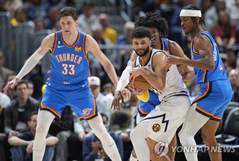 덴버-오클라호마시티 경기 모습 Denver Nuggets guard Jamal Murray, second from front right, looks to pass the ball as, from left to right, Oklahoma City Thunder center Mike Muscala, forward Jalen Williams and guard Shai Gilgeous-Alexander defend in the second half of an NBA basketball game Sunday, Jan. 22, 2023, i
