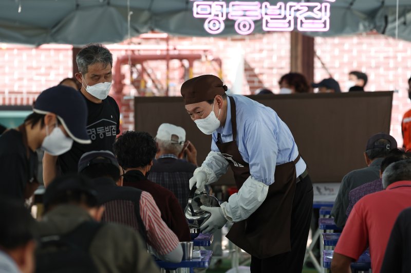 윤석열 대통령이 추석 연휴 첫날인 지난해 9월9일 서울 중구 명동성당 내 노숙인·홀몸어르신을 위한 무료급식소 '명동밥집'을 찾아 배식 봉사를 하고 있다. (대통령실 제공) 2022.9.9/뉴스1 ⓒ News1 안은나 기자