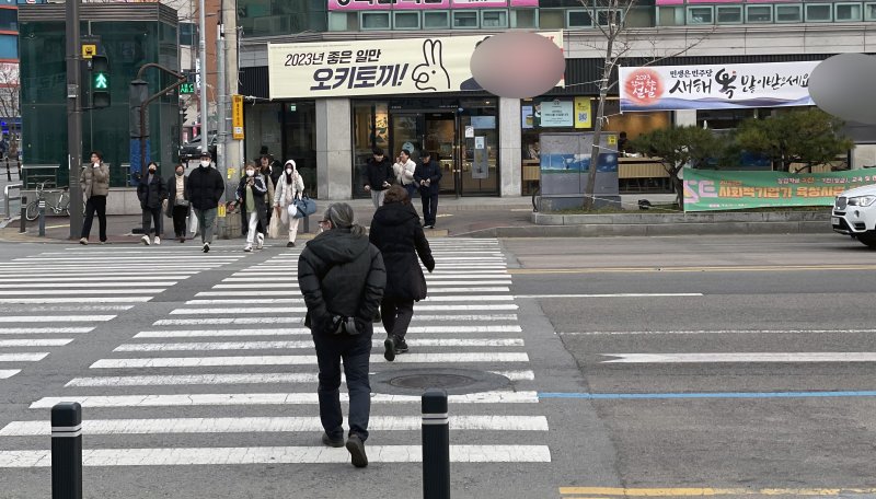 23일 오후 광주 광산구 송정동 광주송정역 앞 횡단보도에 정치인들의 '명절 인사 현수막'이 걸려있다. 2023.1.23/뉴스1 ⓒ News1 이수민 기자