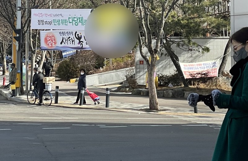 설 명절 연휴를 하루 앞둔 지난 20일 광주 서구 금호동 풍금사거리에 정치인들의 명절 인사 현수막이 걸려 있다. 2023.1.23/뉴스1 ⓒ News1 이수민 기자