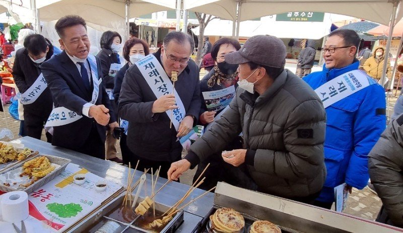 이개호 의원(담양·함평·영광·장성)이 설 명절을 맞아 지역구 전통시장을 방문, 어묵을 먹고 있다.(이개호 의원실 제공)2023.1.21/뉴스1