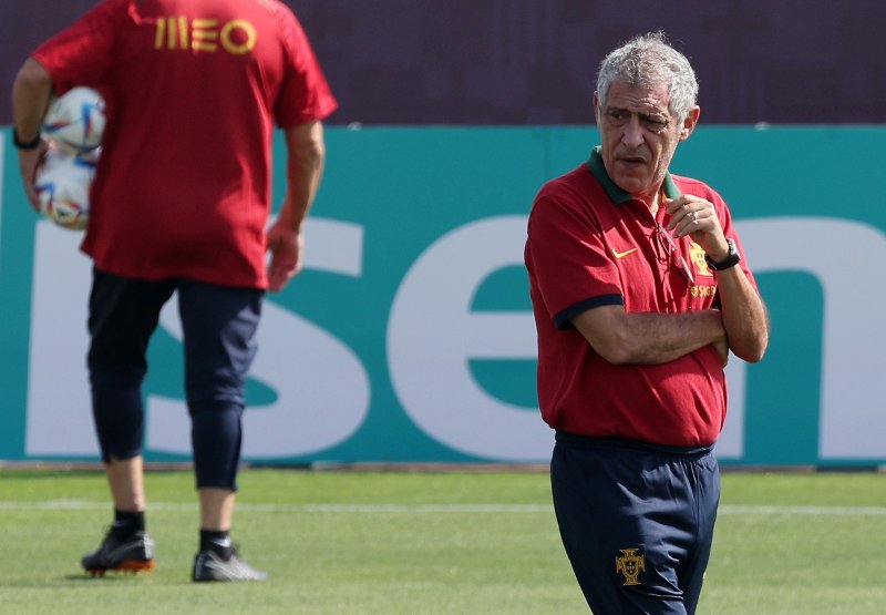 페르난두 산투스 포르투갈 축구대표팀 감독이 21일 오전(현지시간) 카타르 알샤하니야 스포츠클럽에 마련된 훈련장에서 선수들의 훈련을 지켜보고 있다. 2022.11.21/뉴스1 ⓒ News1 이동해 기자