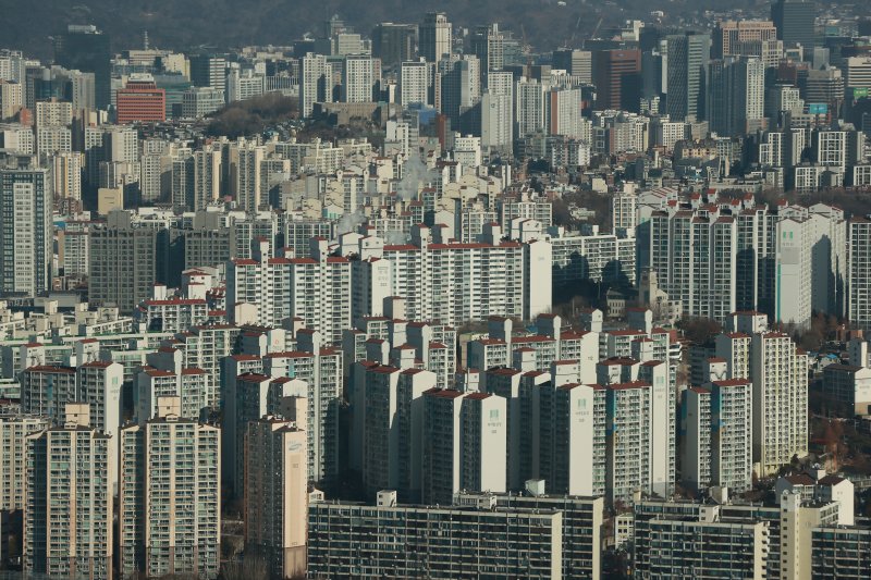 기준금리가 잇따라 오르면서 부동산 거래가 얼어붙어 지난해 서울 아파트 입주·분양권 거래는 68건에 그쳤다. 사진은 서울 여의도 63스퀘어 전망대에서 바라본 서울시내 아파트 모습. /연합뉴스