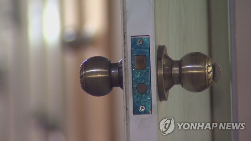 열쇠공 불러 전 여친 집 들어가 폭행한 20대男, 알고보니 'A급 수배자'였다