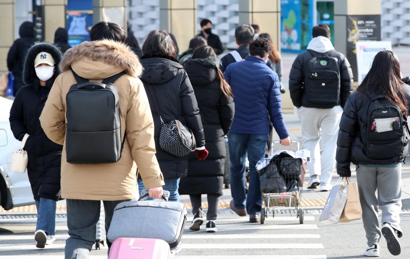 설 연휴 마지막 날인 24일 오전 대구 동구 동대구역에서 설 명절을 대구에서 보내고 귀경하는 시민들이 최강한파를 피해 발걸음을 재촉하고 있다. 2023.1.24/뉴스1 ⓒ News1 공정식 기자