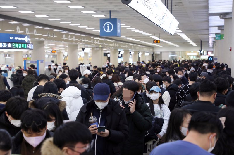 24일 오전 제주국제공항이 체류객들로 북적이고 있다. 이날 제주에는 많은 눈과 강풍으로 제주공항을 오갈 예정이던 476편이 결항됐다.이번 결항으로 설연휴 제주를 찾았던 귀경객 등 4만3000여명의 발길이 묶인것으로 추정된다.2023.1.24/뉴스1 ⓒ News1 고동명 기자