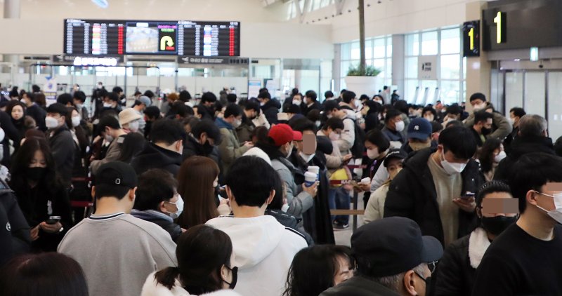 24일 오전 제주국제공항이 체류객들로 북적이고 있다. 이날 제주에는 많은 눈과 강풍으로 제주공항을 오갈 예정이던 476편이 결항됐다.이번 결항으로 설연휴 제주를 찾았던 귀경객 등 4만3000여명의 발길이 묶은것으로 추정된다.2023.1.24/뉴스1 ⓒ News1 고동명 기자