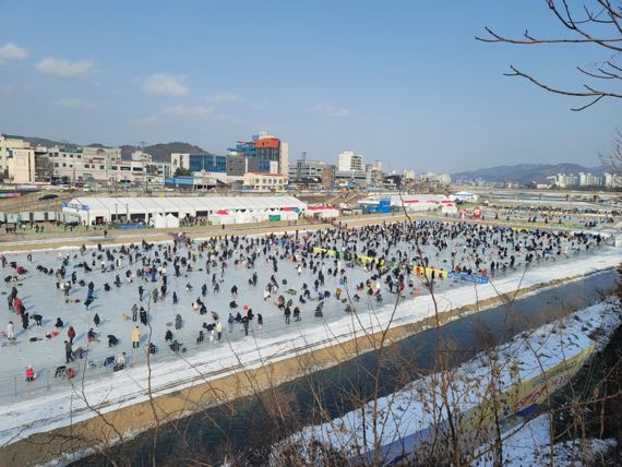 홍천군 대표 겨울 축제인 홍천꽁꽁축제가 내달 5일 개막된다. 사진은 지난해 꽁꽁축제 때 모습. fn뉴스 DB