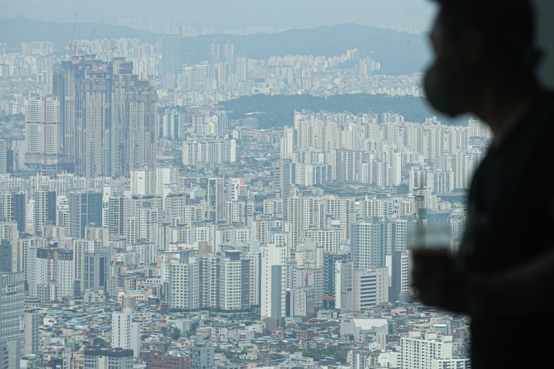 [서울=뉴시스] 권창회 기자 = 사진은 21일 오후 서울 용산구 남산타워에서 바라본 서울 시내 주택가 모습. 2022.06.21. kch0523@newsis.com