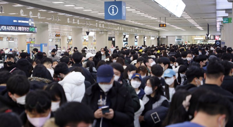 24일 오전 제주국제공항이 체류객들로 북적이고 있다. 이날 제주에는 많은 눈과 강풍으로 제주공항을 오갈 예정이던 476편이 결항됐다.이번 결항으로 설연휴 제주를 찾았던 귀경객 등 4만3000여명의 발길이 묶인것으로 추정된다.2023.1.24/뉴스1 ⓒ News1 고동명 기자