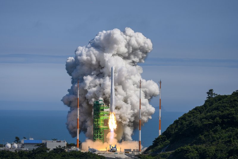 국내 기술로 제작된 한국형 최초 우주발사체 '누리호(KSLV-Ⅱ)'가 지난해 6월 전남 고흥 나로우주센터에서 발사되고 있다. 연합뉴스