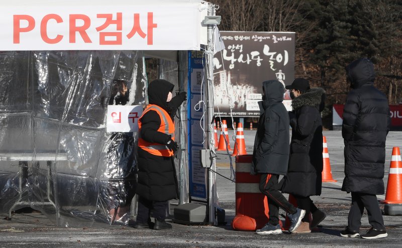 집으로 가기 전 PCR검사. 설 연휴 마지막 날인 24일 오전 경기 안성 원곡면 경부고속도로 안성휴게소(서울방향) 임시선별검사소로 시민들이 코로나19 PCR검사를 받기 위해 들어가고 있다. 뉴스1