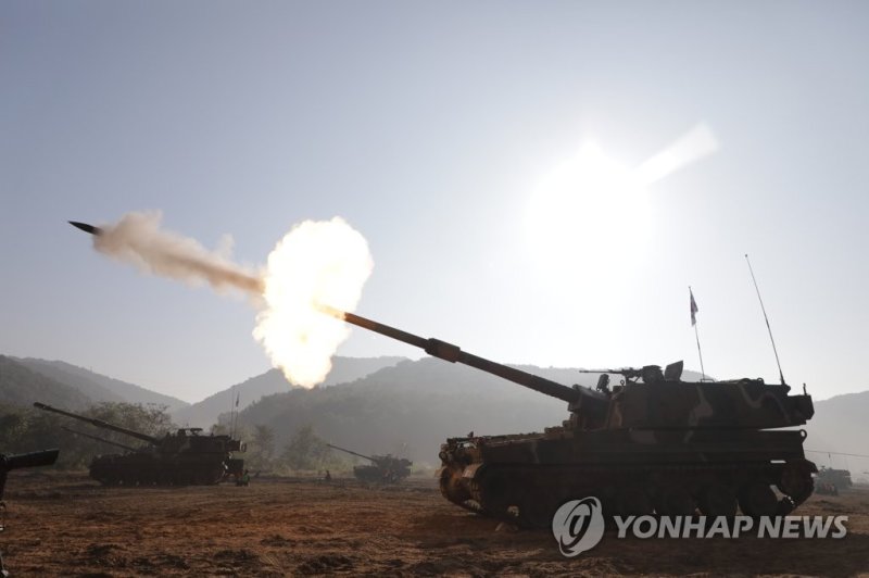 '한·미 연합 지구사 대화력전 FTX' '한·미 연합 지구사 대화력전 FTX' (서울=연합뉴스) 30일 지상작전사령부 창설 이래 최초로 실시한 '한·미 연합 지구사 대화력전 FTX', 진행지상작전사령부 예하부대가 파주 훈련장에서 K-9 자주포 사격을 하고 있다. 2022.9.30 [육군 제공. 재판매 및 DB 금지] photo@yna.co.kr (끝)