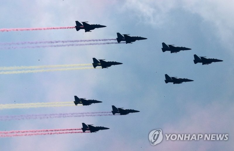 대한민국을 지키는 가장 높은 힘 대한민국을 지키는 가장 높은 힘 (서울=연합뉴스) 29일 충남 계룡시 계룡대에서 열린 제74주년 국군의날 미디어데이 행사에서 TA-50, FA-50 편대가 기동시범을 선보이고 있다. 2022.10.1 [공동취재] photo@yna.co.kr (끝)