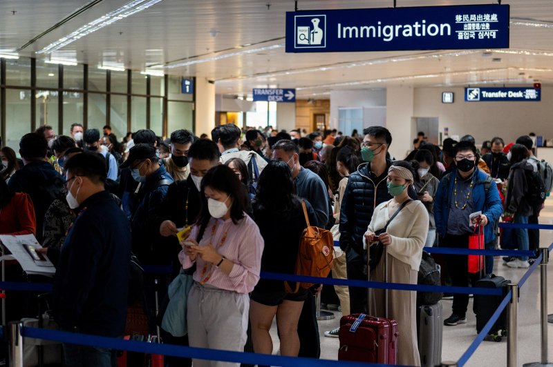 24일 필리핀 마닐라의 니노이 아퀴노 국제공항에서 중국인들이 입국 수속을 기다리고 있다.로이터뉴스1