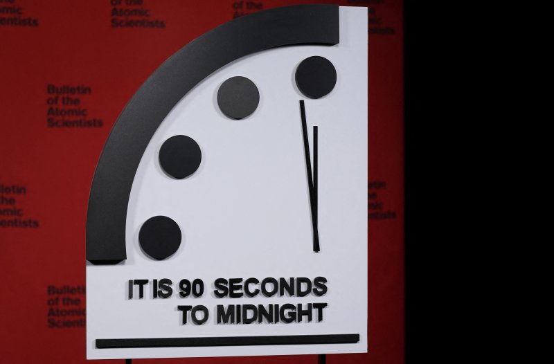 24일(현지시간) 미국 워싱턴DC의 내셔널프레스클럽에서 공개된 '지구 종말의 날 시계'가 자정까지 90초 전을 가르키고 있다.로이터뉴스1