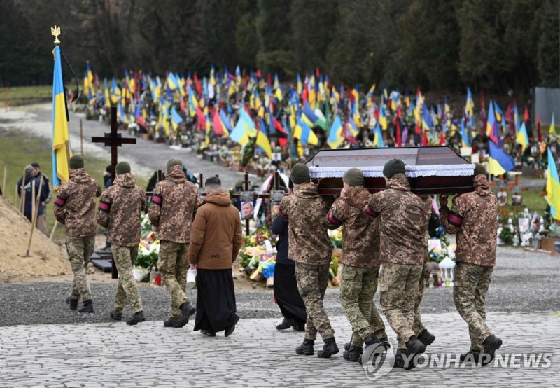 우크라이나 군인 장례식 Ukrainian soldiers carry the coffins of their comrades killed during combat with Russian troops, Volodymyr Belen and Viktor Kahcazov, during a funeral ceremony in Lviv on January 18, 2023. (Photo by YURIY DYACHYSHYN / AFP)