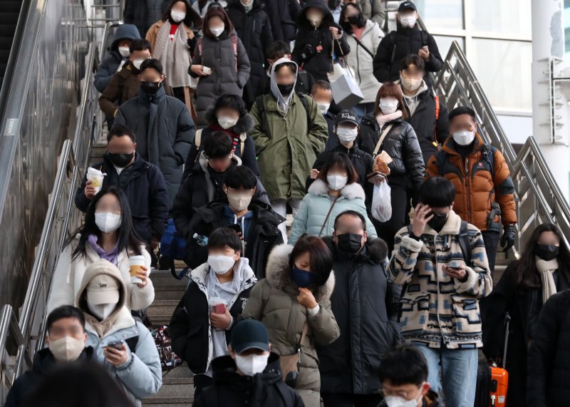 정부가 실내 마스크 착용 의무 해제 결정을 발표한 20일 서울 용산구 서울역에서 마스크를 착용한 시민들이 이동을 하고 있다. 2023.1.20/뉴스1 ⓒ News1 송원영 기자