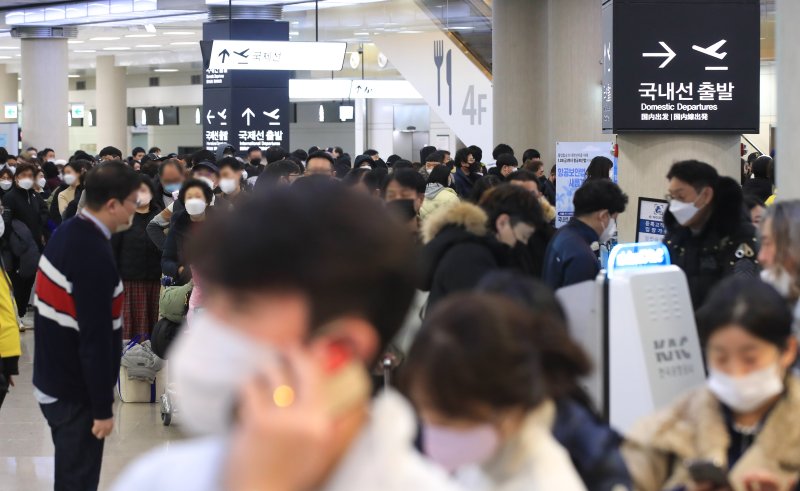 25일 제주국제공항 3층 출발장이 제주를 떠나려는 귀경객들의 몰려 북적이고 있다. 뉴시스