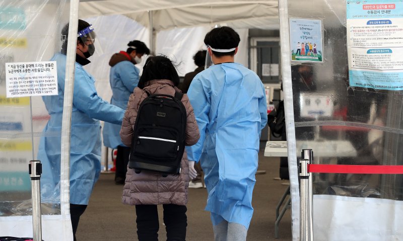 서울 중구 서울역광장 임시선별검사소를 찾은 시민들이 PCR 검사를 받기 위해 대기하고 있다./뉴스1 ⓒ News1 박지혜 기자