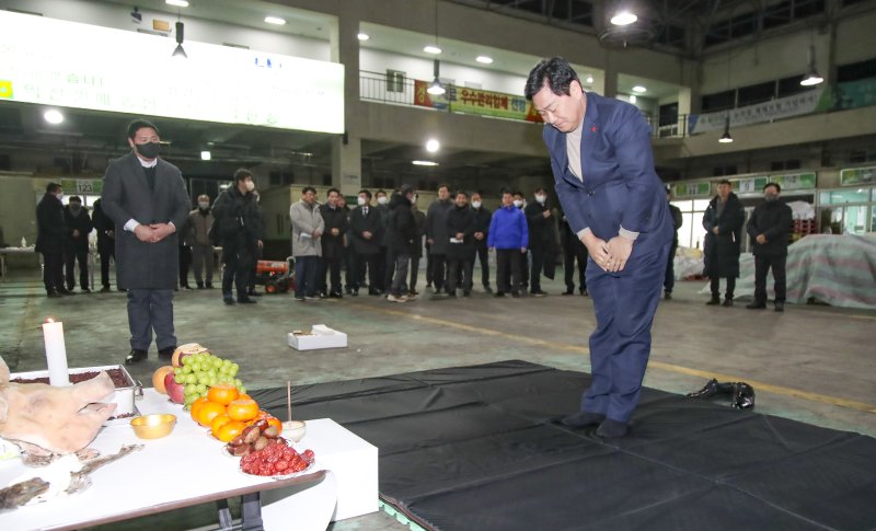 김관영 전북도지시가 25일 익산시 농수산물 도매시장 초매식에 참석해 풍년과 시장 활성화를 기원하고 있다. /사진=전북도