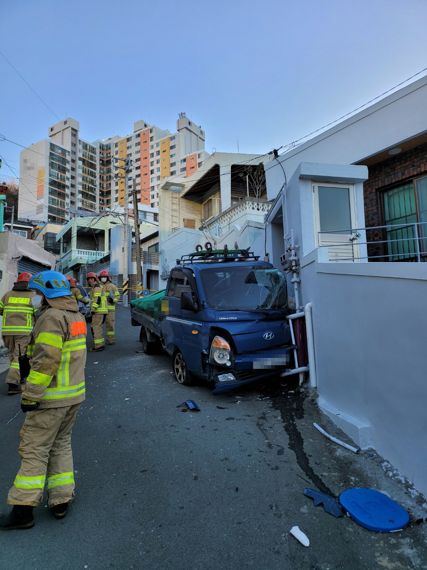 부산서 골목길 내려오던 트럭이 가스배관 들이받아