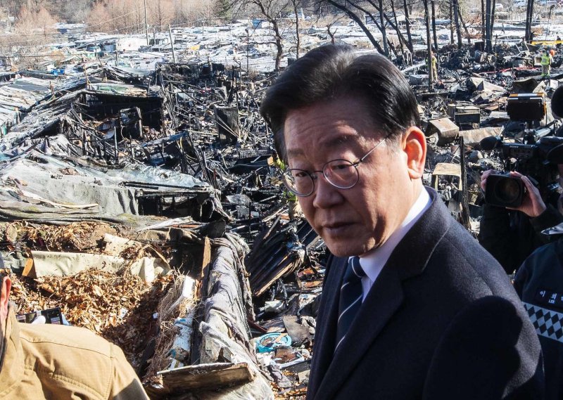 이재명 더불어민주당 대표가 20일 오후 화재가 발생한 서울 강남구 구룡마을 방문해 화재 현장을 둘러보고 있다. (공동취재) 2023.1.20/뉴스1 ⓒ News1 김도우 기자