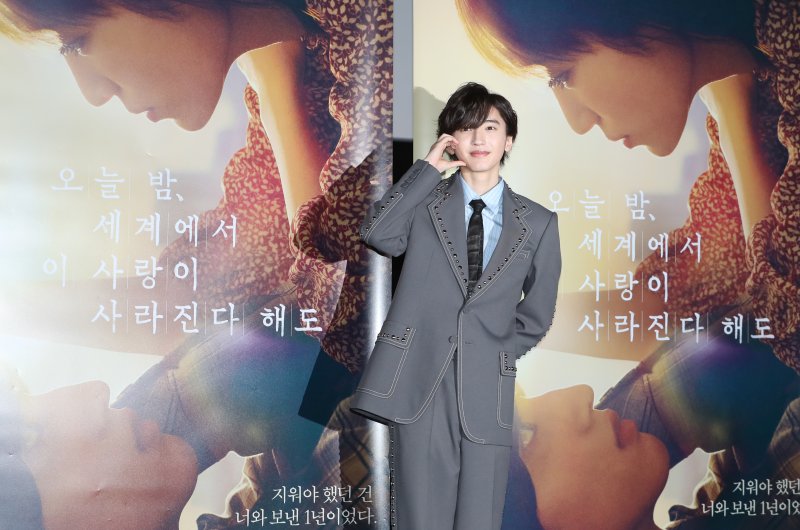 배우 미치에다 슌스케(道枝駿佑)가 25일 서울 용산구 CGV 용산아이파크몰에서 열린 영화 '오늘 밤, 세계에서 이 사랑이 사라진다 해도' 내한 기자회견에서 사랑스러운 볼 하트를 그리고 있다. ⓒ News1 권현진 기자