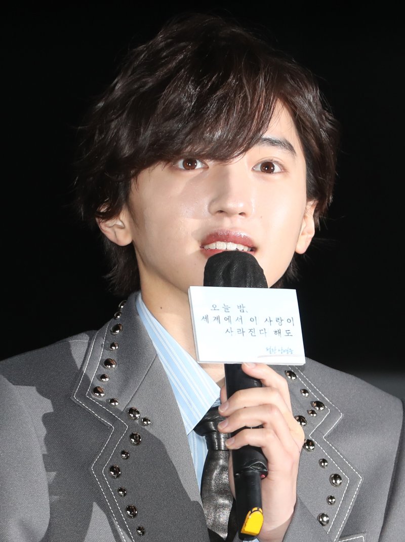 배우 미치에다 슌스케(道枝駿佑)가 25일 서울 용산구 CGV 용산아이파크몰에서 열린 영화 '오늘 밤, 세계에서 이 사랑이 사라진다 해도' 내한 기자회견에서 인사말을 하고 있다. ⓒ News1 권현진 기자